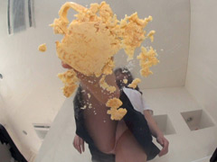 美味しそうな卵焼きをクラッシュするぽっちゃり娘