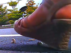 何か踏んだ！ヤバい！ イモムシを踏み潰し騒ぐ女子大生