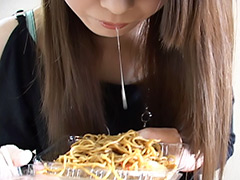 和風美女が焼きそばに唾を吐きM男に食べさせました！！