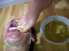 ラーメンを足でかき混ぜM男に食べさせました！！