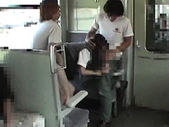 痴○！！満員の車内で集団に取り囲まれ直にクリに指が…