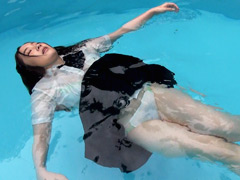 プールの中から