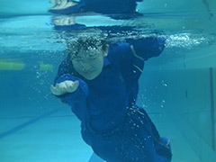 はりきり着衣水泳取材