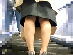 CHIKANされるクールなきつね顔の美人ビッチOL。