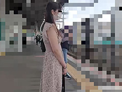 闇が深そうなメンヘラ立ちんぼ顔の女性…前後触り尽す