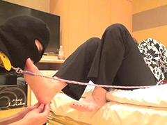 大きな足に潰され、足コキで射精させられるM男