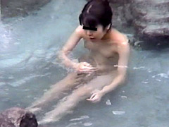 美女だけ露天風呂2