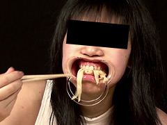 開口で食事06