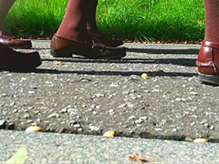 お嬢様がトンボとカタツムリを踏みにじって歩き去る！