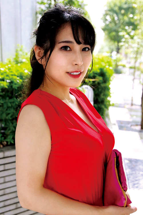 清楚な顔してドエロい下着を身に付けてる奥さま。