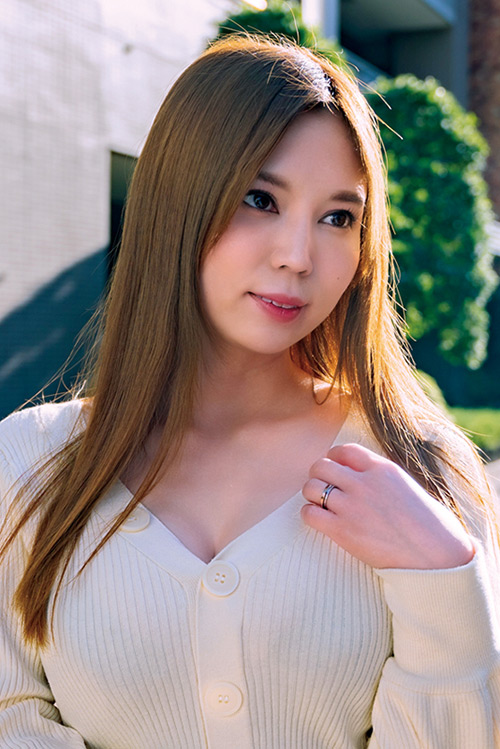 色白爆乳で巨尻な美人妻！押しに弱いタイプ！？