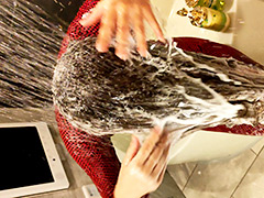 シャンプーを含んだ濡れ髪が、鞭の如く撓る