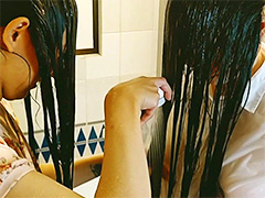 仲良しスーパーロングヘア姉妹の相互シャンプー初体験2