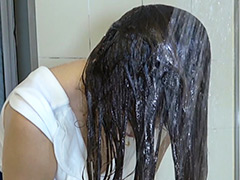 茶髪ラウンジ嬢 サロンケア後の艶々ヘアでシャンプー