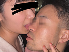 No.02 路上駐車場の隅にて顔舐める。