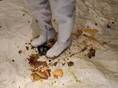 めいちゃんのカラーガードコスプレでフードCRUSH